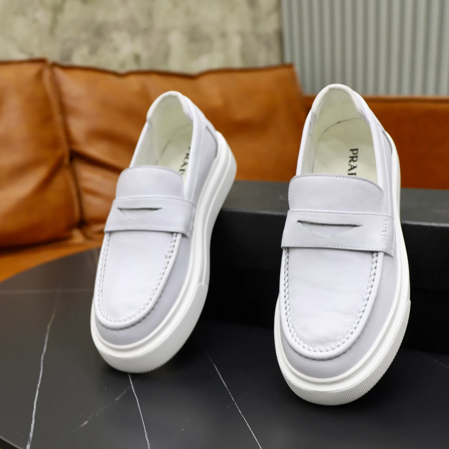 Ex-factory price: 500💰🙅‍♂️🙅‍♂️🙅‍♂️ Brand: PRADA Standard code: Men's code 38-44 (45 can be customized) Grade: Same style as the official website Original order quality Material: Original cowhide surface Comfortable lining Original outsole Style category: Men's fashionable casual leather shoes Distinguished big-name luxury elements Top luxury Color: Color of the actual picture